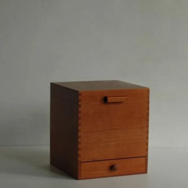 Classiky Wooden Makeup Box